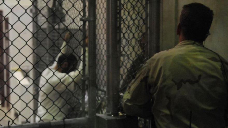 Un soldado estadounidense vigila a un preso en el centro de detención de Guantánamo, 30 de marzo de 2010.