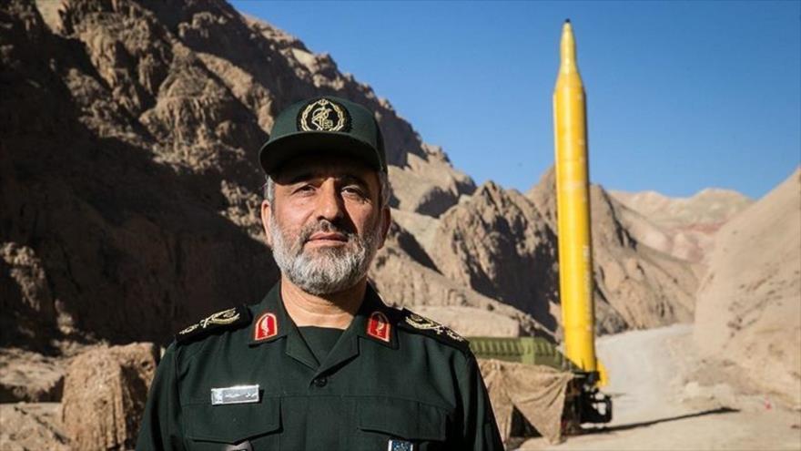 El comandante de la División Aeroespacial del CGRI, el general de brigada Amir Ali Hayizadeh, posa frente a un misil balístico iraní.