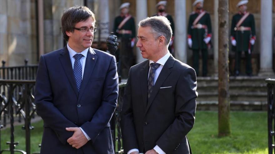 El presidente catalán, Carles Puigdemont (izda.), participa en la toma de posesión de Iñigo Urkullu como lehendakari, 26 de noviembre de 2016.