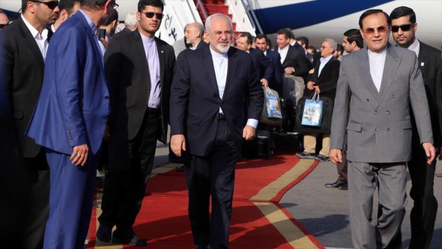 El ministro de Asuntos Exteriores de Irán, Mohammad Yavad Zarif, llega a Teherán, capital persa, tras un viaje a Suiza.