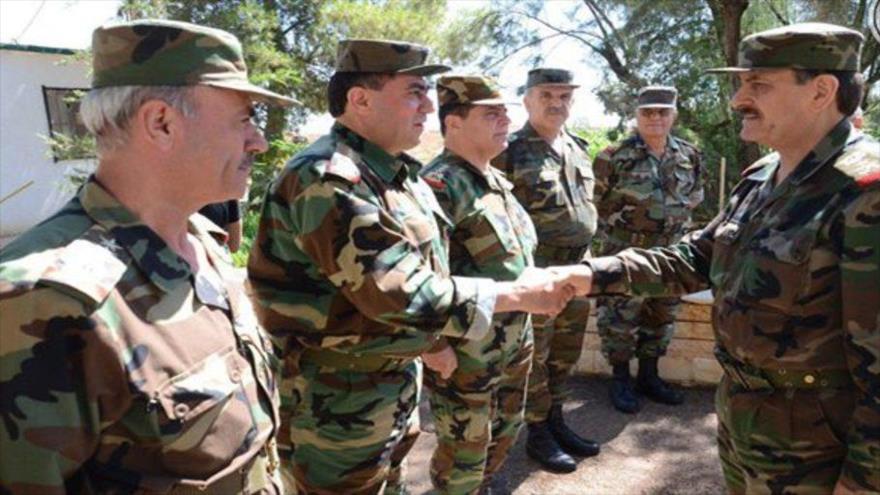 El ministro sirio de Defensa, el general Fahed Yasem al-Freiy, visita a las unidades desplegadas en los frentes de batalla en Daraa, 25 de junio de 2017.