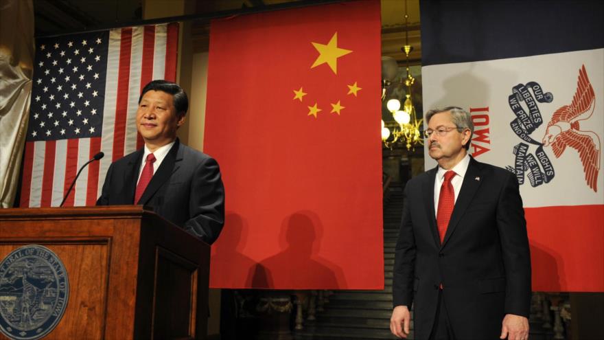 El presidente chino, Xi Jinping (izda.), en una rueda de prensa conjunta con el gobernador de Iowa, Terry Branstad.
