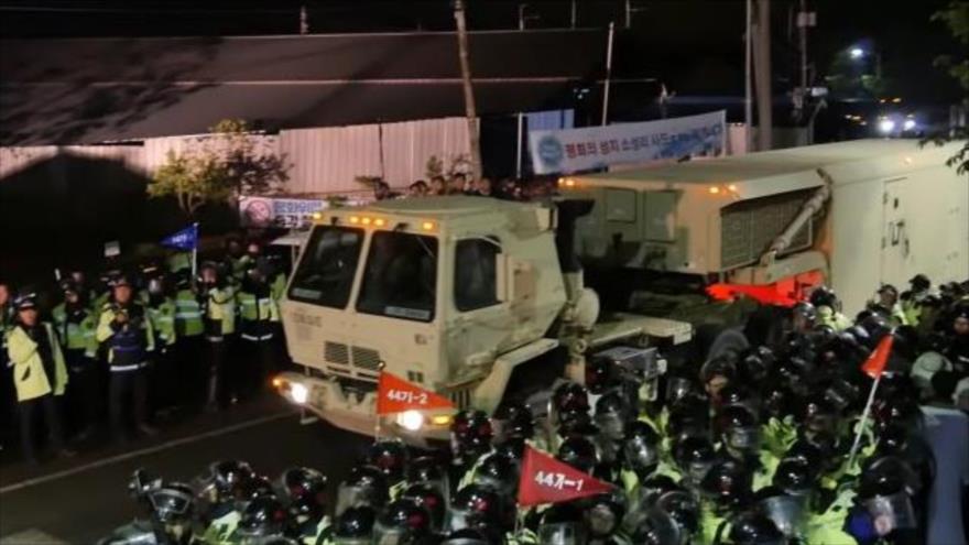 Trasladan el sistema antimisiles estadounidense THAAD en Seongju, Corea del Sur, 26 de abril de 2017.