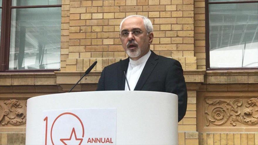 El canciller iraní, Mohamad Yavad Zarif, asiste a un foro del Consejo Europeo de Relaciones Exteriores en Berlín, capital alemana, 26 de junio de 2017.