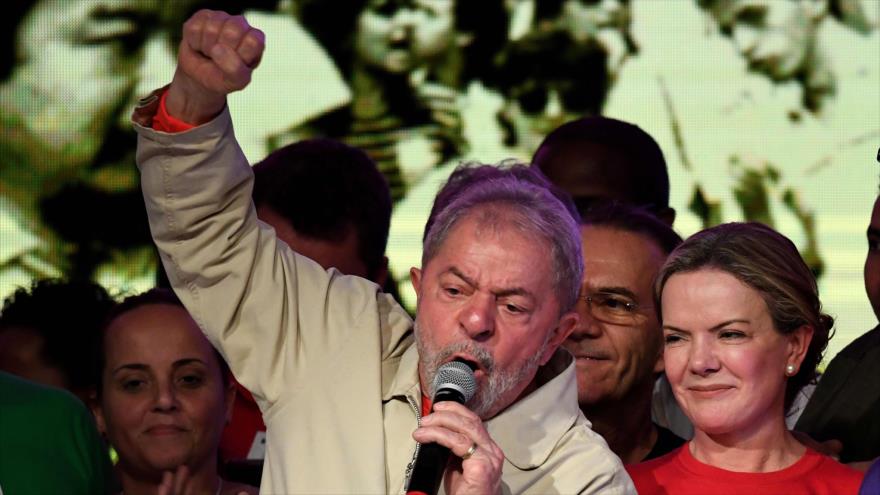 El expresidente brasileño Luiz Inácio Lula da Silva (izda.) durante el cierre del Congreso Nacional del Partido de los Trabajadores, 3 de junio de 2017.