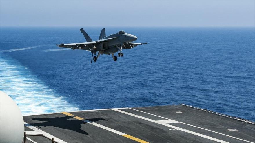 Un cazabombardero estadounidense Boeing F/A-18E Super Hornet aterrizando sobre el portaaviones USS George H.W, 25 de junio de 2017.