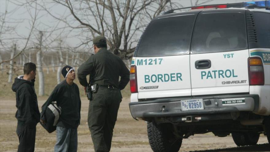 Agentes de la patrulla fronteriza en las inmediaciones de Fabens, Texas, sur de EE.UU. 