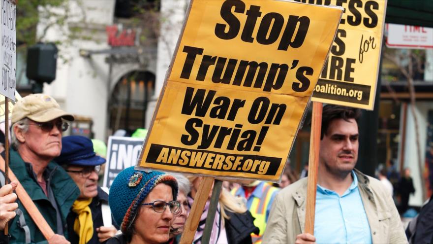 Estadounidenses protestan en California contra la participación de EE.UU. en la guerra siria en San Francisco, 7 de abril de 2017.