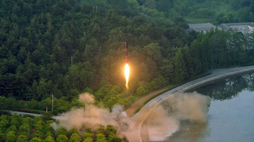 Una prueba de un misil balístico en una ubicación no revelada en Corea del Norte.