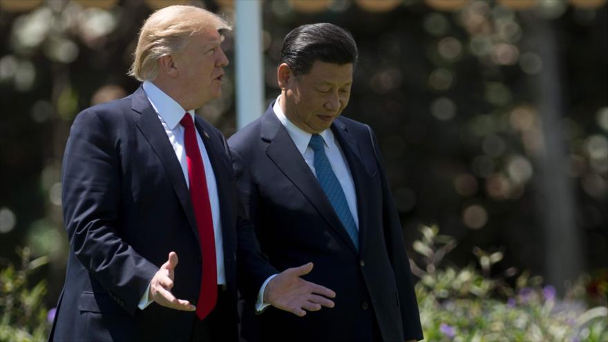 El presidente de EE.UU., Donald Trump (izqda.), y su par chino, Xi Jinping, en Florida, sureste de EE.UU., 7 de abril de 2017.