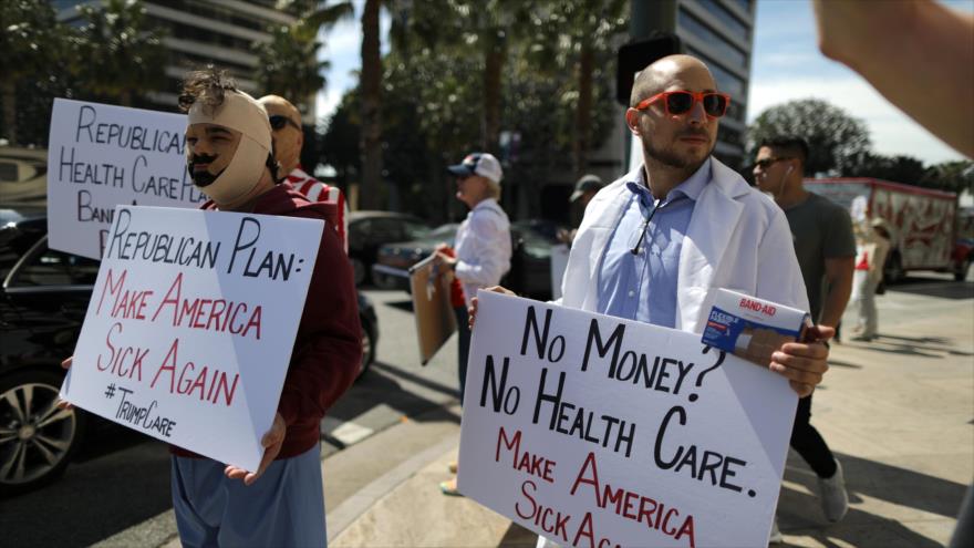 Varias personas se manifiestan en Los Ángeles (EE.UU.) contra la reforma sanitaria propuesta por la Administración de Donald Trump.