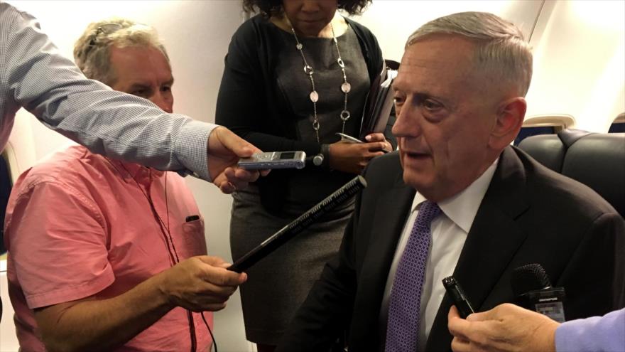 El secretario de Defensa de EE.UU., James Mattis, habla con los periodistas en su camino rumbo a Alemania, 27 de junio de 2017.