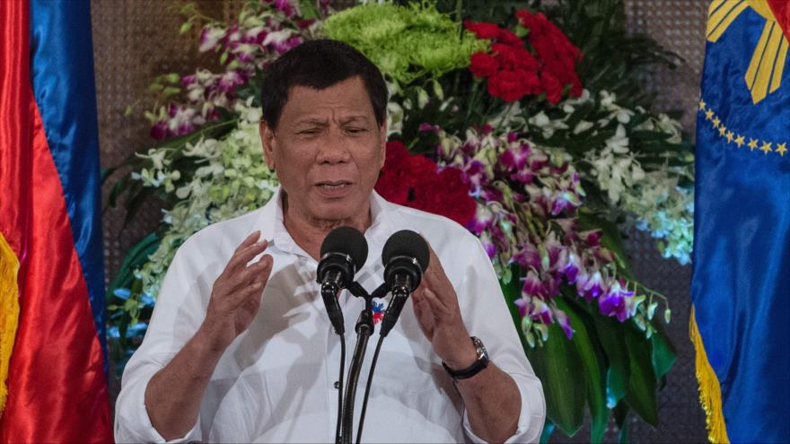 El presidente filipino Rodrigo Duterte habla durante las celebraciones de Eid al-Fitr en el palacio de Malacanang en Manila, 27 de junio de 2017.