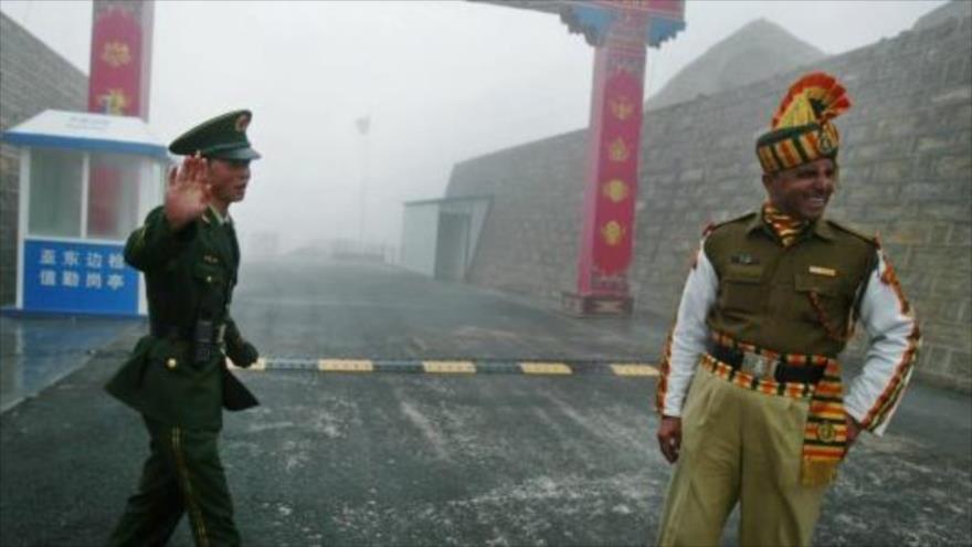 Un guardia fronterizo chino (izda.) junto a un guardia fronterizo indio en el sector de Sikkim, ubicada en la frontera chino-india.