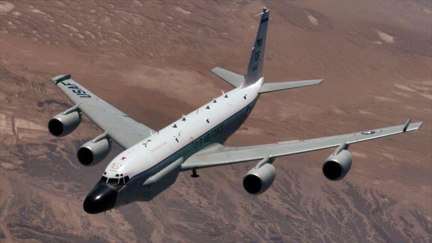 El avión de espionaje RC-135 sobrevuela Asia.