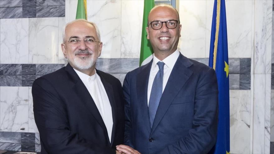 El canciller iraní, Mohamad Yavad Zarif (izda.). junto a su homólogo italiano, Angelino Alfano (dcha.). 28 de junio de 2017
