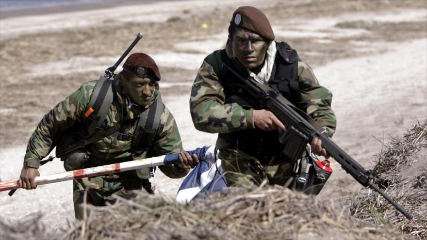 Dos soldados pertenecidos a las Fuerzas Armadas de Argentina
