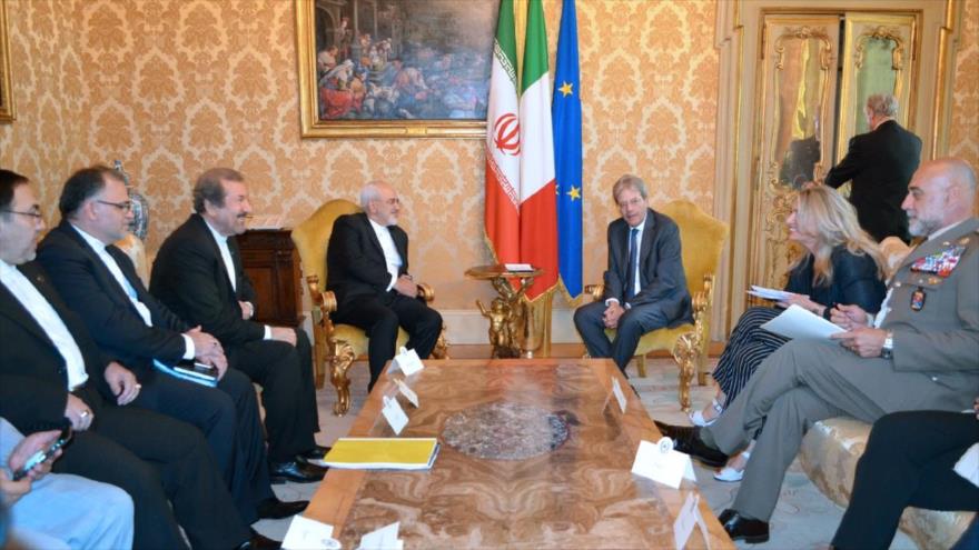 El canciller iraní, Mohamad Yavad Zarif (izda.) reunido con su homólogo italiano, Paolo Gentiloni (dcha.). en Roma, capital de Italia. 28 de junio de 2017