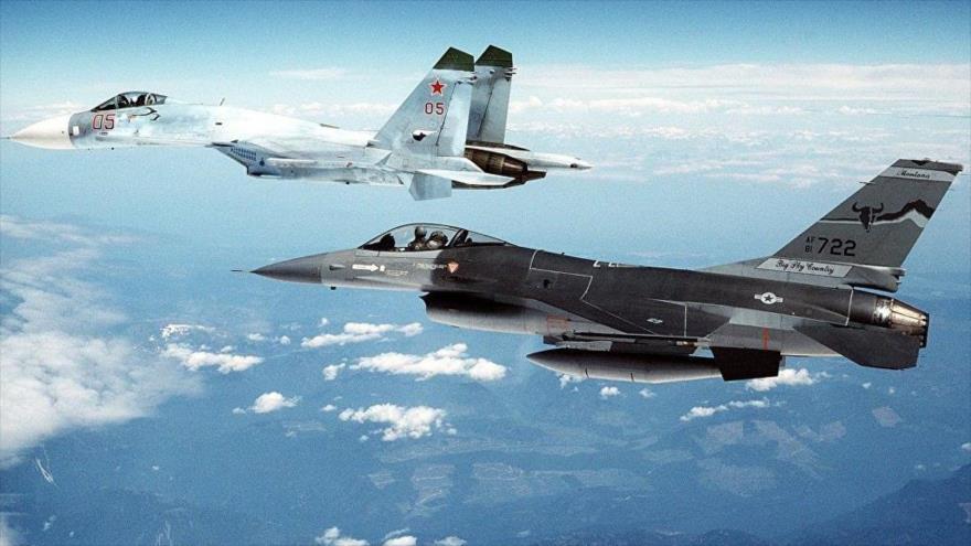 Un Su-27 de la Fueza Aérea de Rusia intercepta a un F-16 de la OTAN, en el Báltico, 21 de junio de 2017.