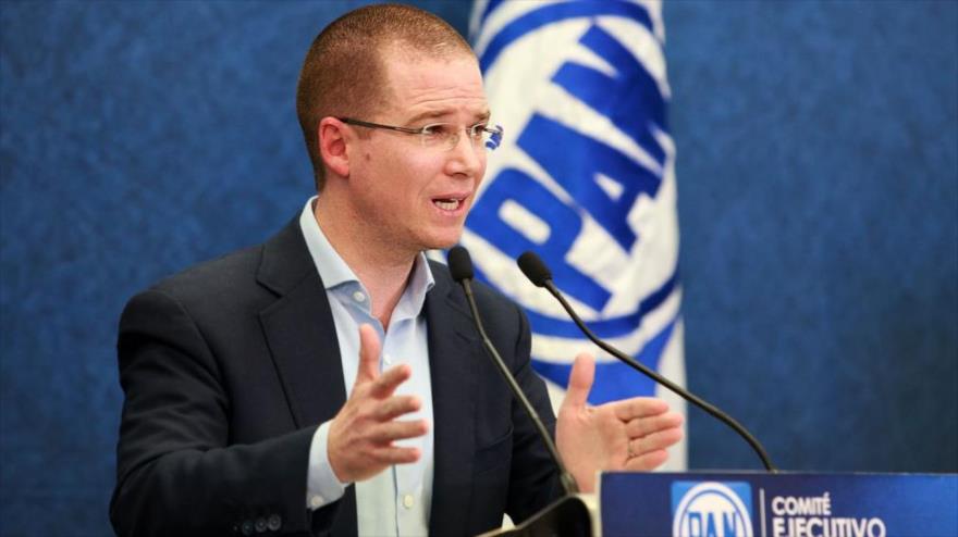 El líder del Partido de Acción Nacional (PAN), Ricardo Anaya, habla durante la reunión plenaria del Grupo Parlamentario del PAN (GPPAN).