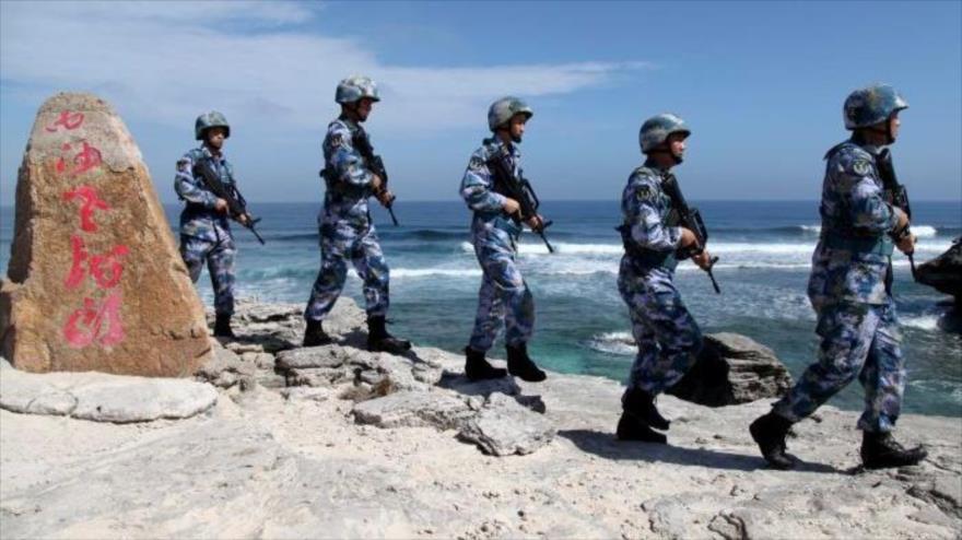 Soldados chinos patrullan cerca del mar de China Meridional. 