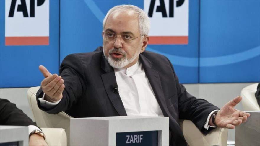 El canciller iraní, Mohamad Yavad Zarif, participa en una mesa redonda en el Foro Económico Mundial en Davos, Suiza, 23 de enero de 2015.