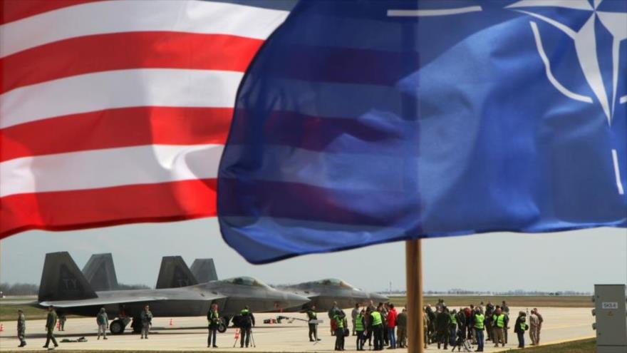 Banderas de EE.UU. y la OTAN en la base aérea lituana de Zoknyay, donde están desplegados dos cazas F-22 Raptor estadounidenses, 27 de abril de 2016.