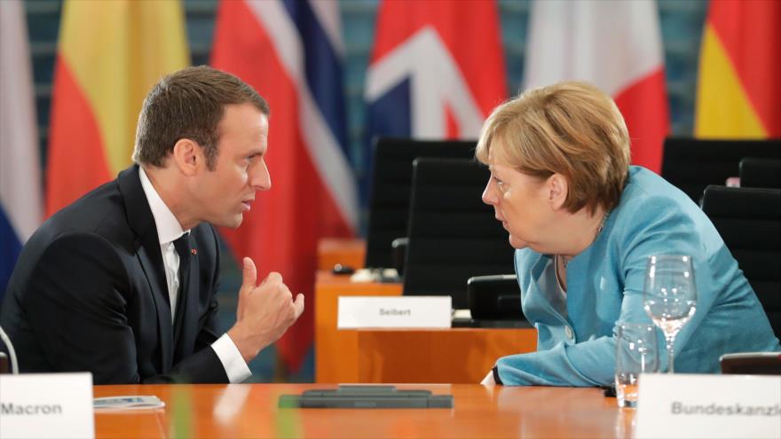 La canciller alemana Angela Merkel y el presidente francés Emmanuel Macron hablan en la sala de conferencias en Berlín, 29 de junio de 2017.