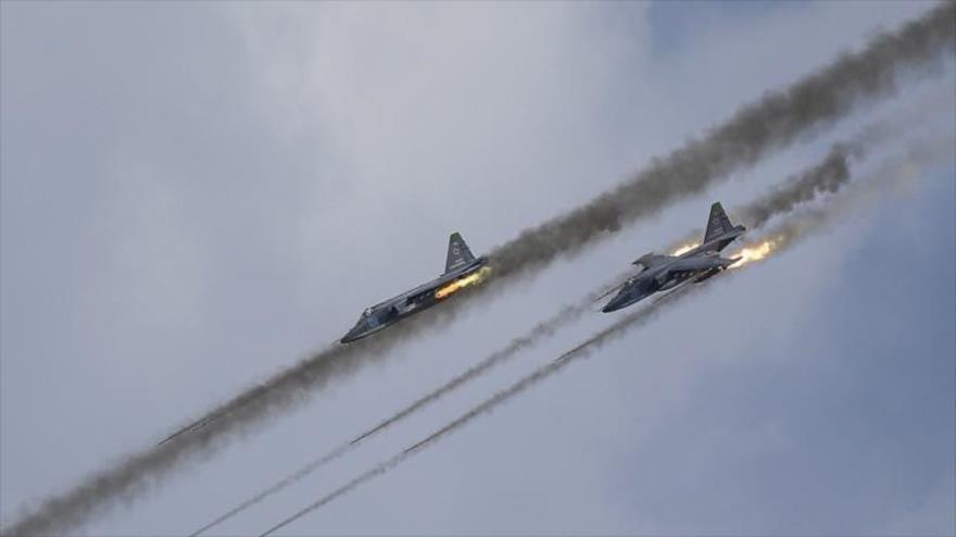 Dos cazas rusos Su-25 en una maniobra militar en Rusia, augusto de 2015.