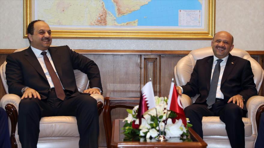 El ministro de Defensa de Turquía, Fikri Işık (dcha.) se reúne con su homólogo catarí, Jaled bin Mohamad al-Atiya, en Ankara, 30 de junio de 2017.