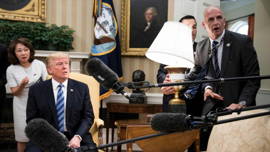 Trump a prensa que irrumpe en su despacho: Están cada vez peor