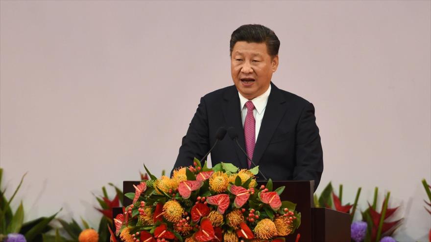 El presidente de China, Xi Jinping, pronuncia un discurso tras la toma de posesión de la nueva jefa ejecutiva de Hong Kong, Carrie Lam, 1 de julio de 2017. 