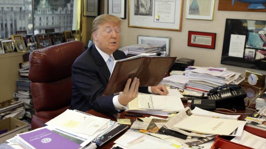 El presidente de EE.UU., Donald Trump, trabaja en su despacho en la Torre de Trump.