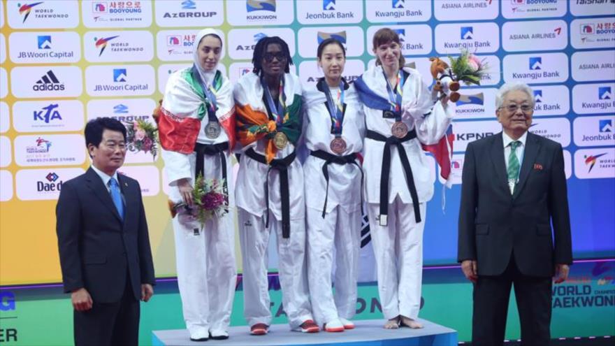 La taekwondista iraní Kimia Alizade (izda.) obtiene la medalla de plata en el Campeonato Mundial de Taekwondo Muju 2017, 30 de junio de 2017.