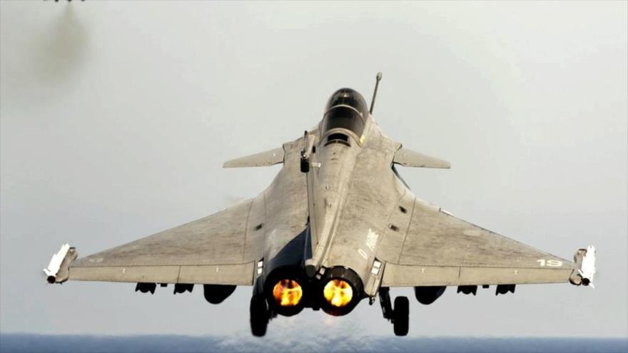 Caza Dassault Rafale, diseñado y construido en Francia, despega de un portaaviones para atacar posibles posiciones de Daesh en Siria.