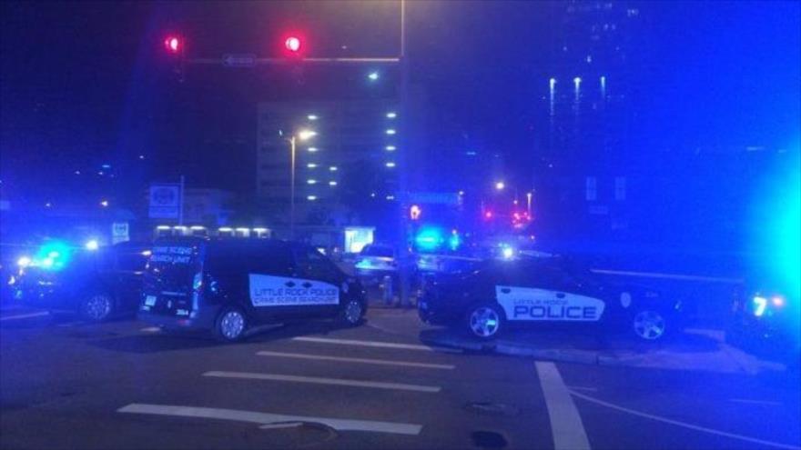 Policías acuden al escenario de un tiroteo en Little Rock, Arkansas, Estados Unidos, 30 de junio de 2017.