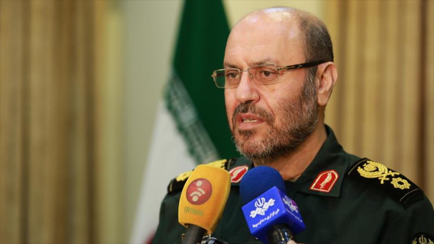 El ministro de Defensa iraní, el general de brigada Husein Dehqan, habla con la prensa.