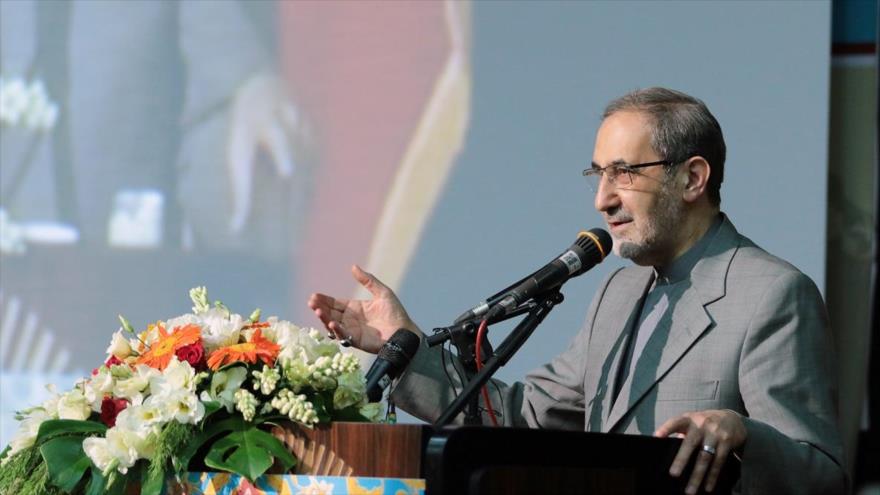 El director del Centro de Estudios Estratégicos del Consejo de Discernimiento del Sistema de la República Islámica de Irán, Ali Akbar Velayati, en un acto público en Mashhad (este), 1 de julio de 2017.