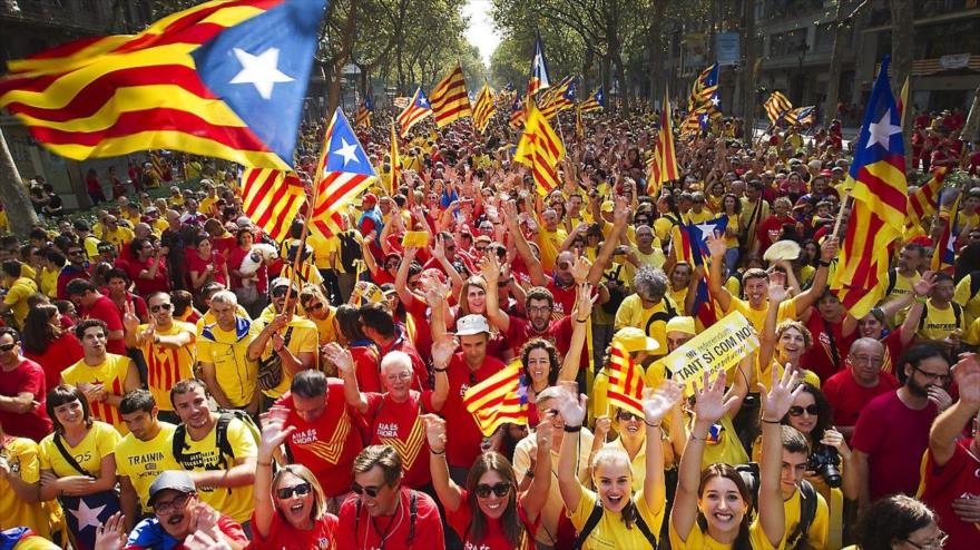 Partidarios de la independencia de Cataluña marchan en las calles de Barcelona.