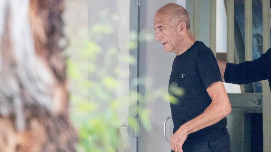 El ex primer ministro del régimen de Israel Ehud Olmert sale de una cárcel israelí, 2 de julio de 2017.