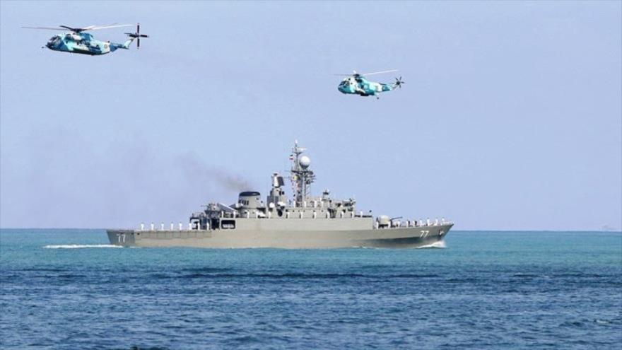 Un buque y dos helicópteros iraníes en unas maniobras navales.