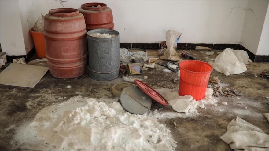 Las fuerzas iraquíes dan con cantidades de materiales químicos de propiedad de EIIL almacenados en una iglesia al sur de Mosul, 12 de abril de 2017.