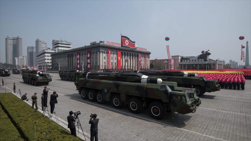 Un cohete que podría ser un misil de tipo Hwasong se exhibe durante un desfile militar en Pyongyang, Corea del Norte, 15 de abril de 2017.