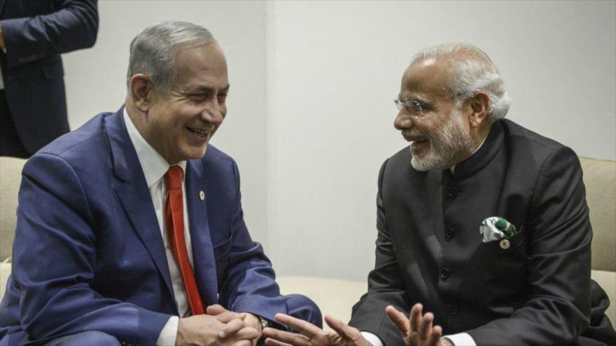 El primer ministro indio, Narendra Modi (dcha.), se reunió con su par israelí, Benyamin Netanyahu, en Francia, 30 de noviembre de 2015.