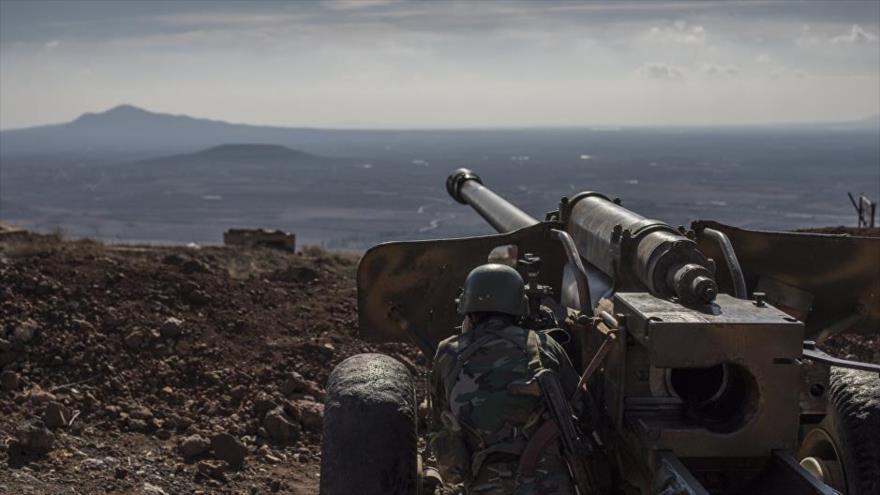Un soldado del Ejército sirio en su posición en la aldea de Al-Kom, en Al-Quneitra.