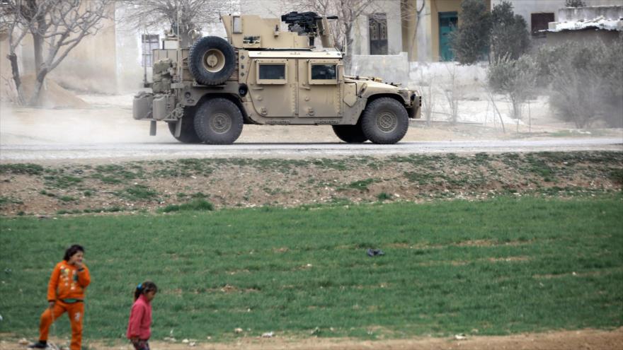 Un vehículo militar estadounidense en la ciudad siria de Manbiy, 3 de marzo de 2017.