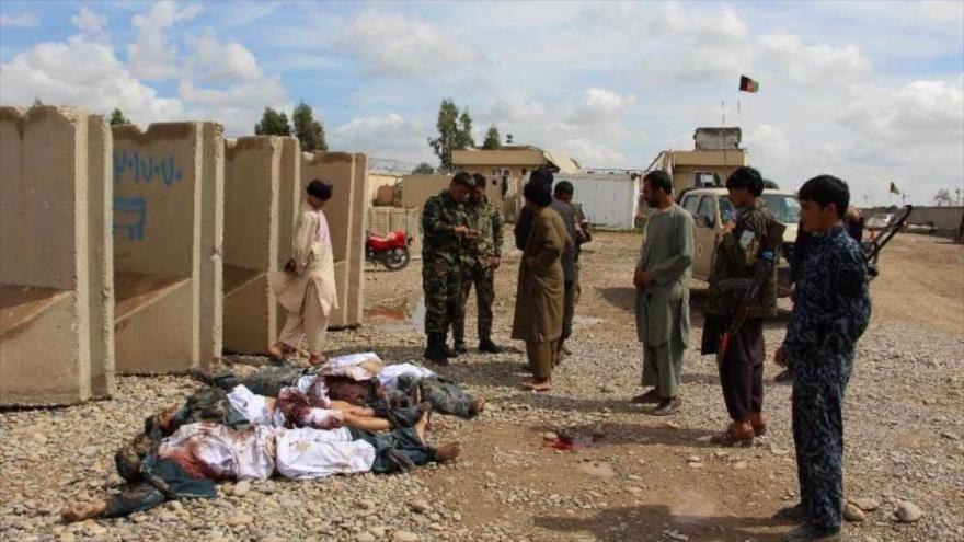 Fuerzas de seguridad afgana, al lado de cadáveres de insurgentes talibanes tras un complejo ataque en la provincia de Helmand, 9 de marzo de 2016.