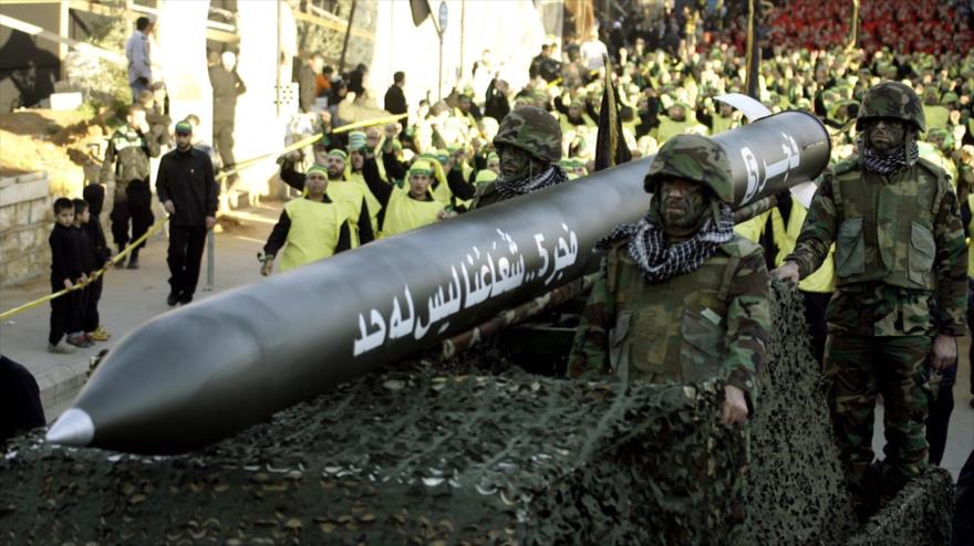 Fuerzas de Hezbolá exhiben sus misiles durante un desfile militar en Nabatieh.