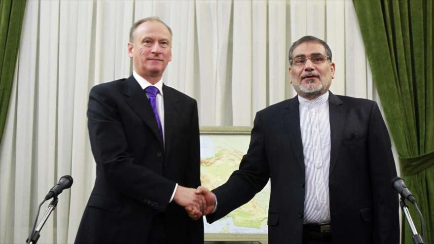 El secretario del Consejo Supremo de Seguridad Nacional de Irán, Ali Shamjani (dcha.), y su homólogo ruso Nikolai Pátrushev.