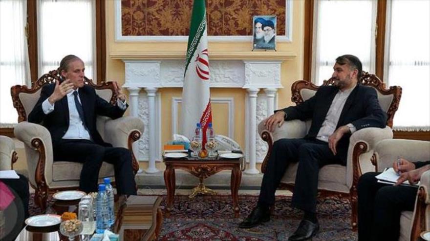 El alto funcionario del Parlamento iraní Husein Amir Abdolahian (dcha.) y el diplomático galo Christian Masse se reúnen en Teherán, 4 de julio de 2017.